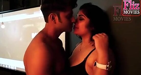 Mallu Mature Aunty Opens Her Saree Blouse, Part 1
