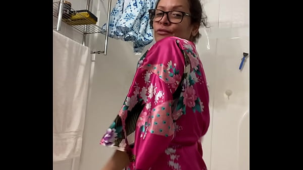 Anna Mature Mature latina dancing in her robe&comma; subscribe to my to see the big reveal &period;com&sol;annamariamaturelatina