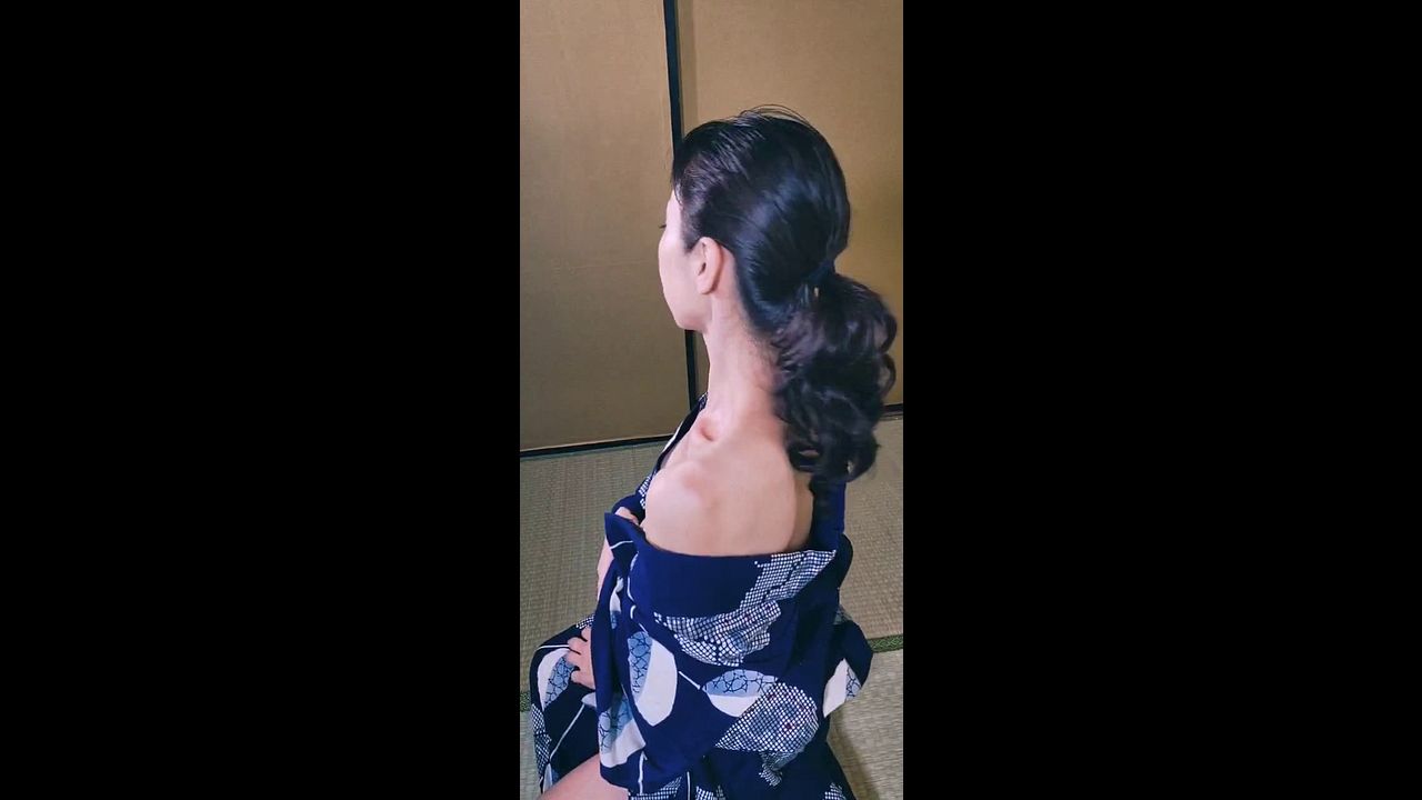 白い肌に青が映える　Blue stands out beautifully against fair skin